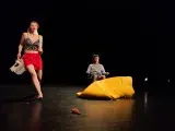 Photo montrant 2 élèves comédiens sur la scène de la Maison du Théâtreâtre