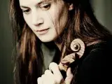 Photo montrant une jeune femme tenant un violon