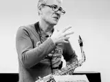 Photo montrant un saxophoniste en train de parler.