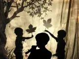 Illustration montrant un enfant jouant de la flûte dans une forêt. Il est accompagné par deux autres garçons qui tiennent des feuilles d'arbre dans leurs mains. 