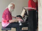 Photo montrant un homme jouant du piano